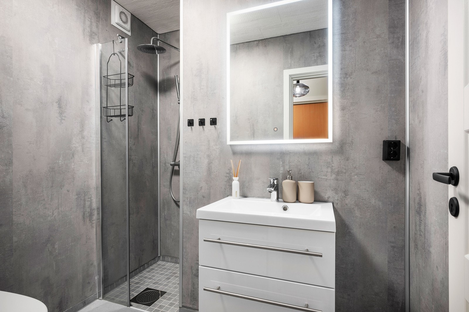 Badet ble pusset opp i regi av borettslaget i 2003-04. Selger har ved egeninnsats lagt fliser over belegg og satt våtromsplater på vegger, samt satt inn nytt sanitærutstyr Galleribilde