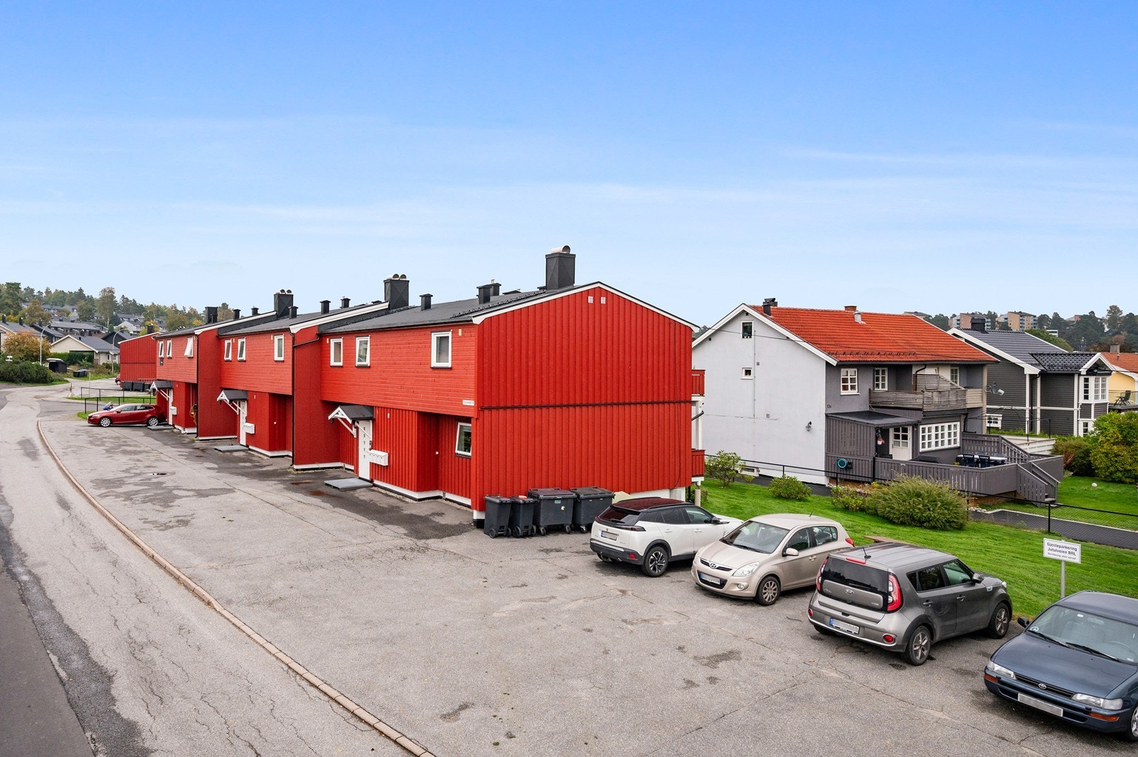Det er parkering foran boligen for beboerne og felles gjesteparkering ved siden av boligene Galleribilde
