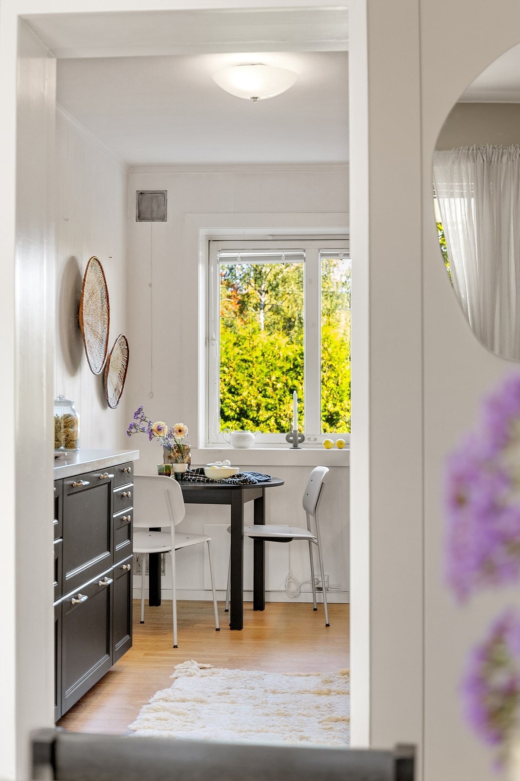 Grønt utsyn og begrenset med innsyn til leiligheten Galleribilde