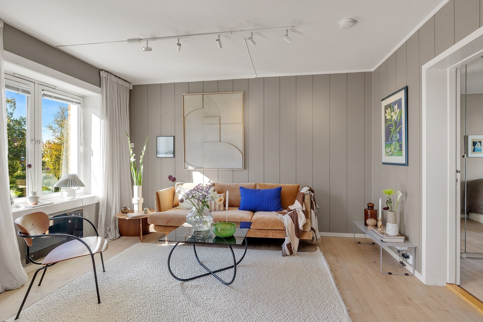 God plass til sofagruppe, oppbevaringsmøbler og spisebord i stuen Galleribilde