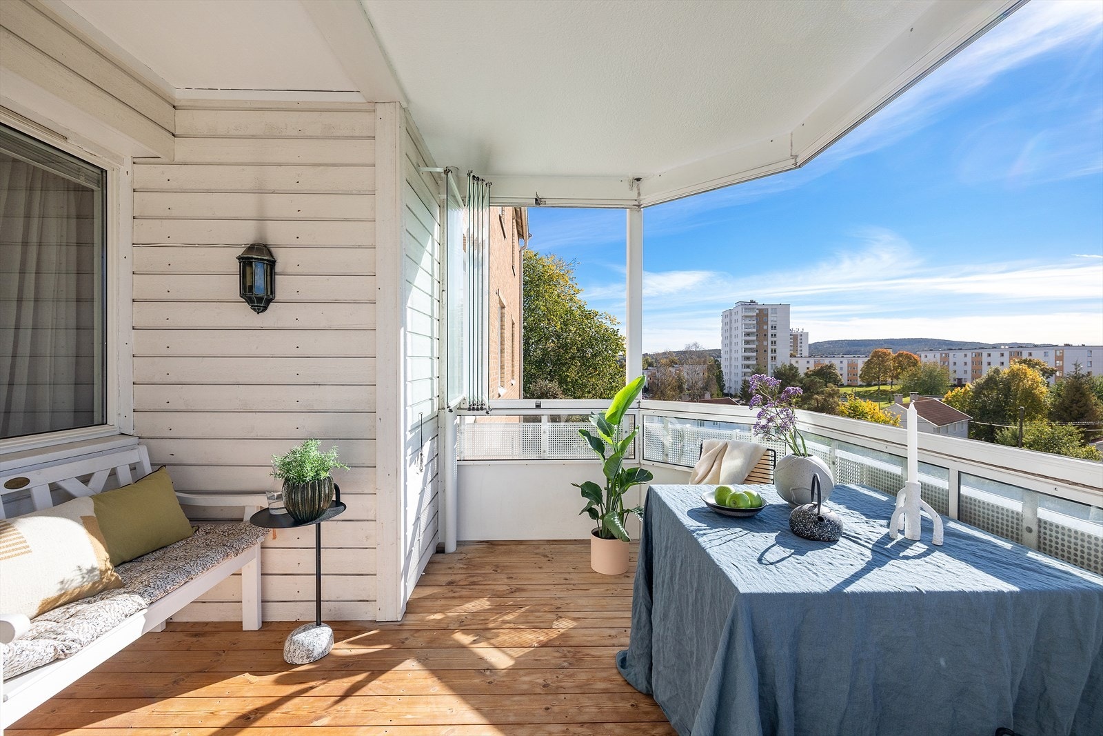 Langstrakt utsikt og begrenset med innsyn - Balkongen er innglasset og kan benyttes store deler av året Galleribilde