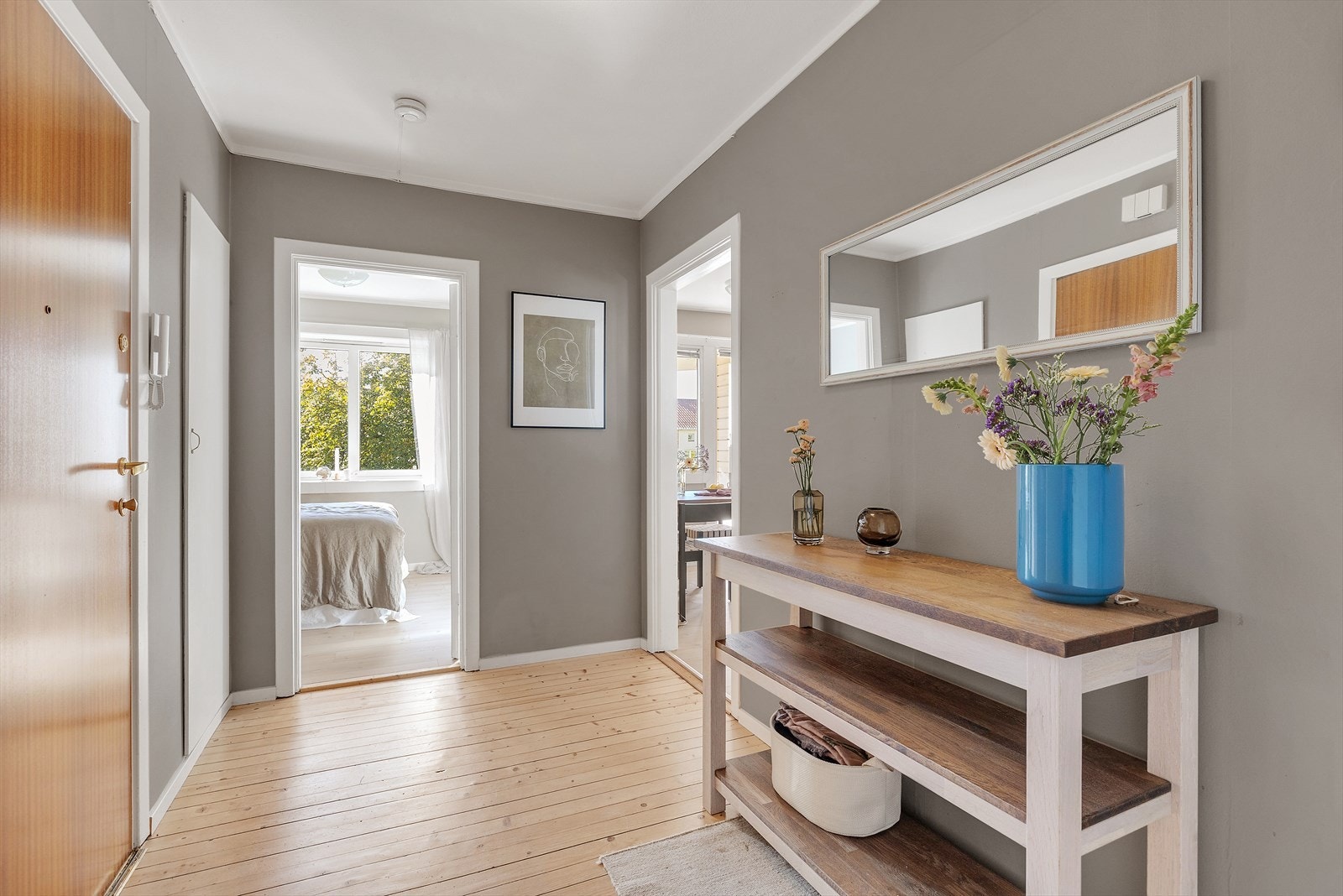 Romslig gang med god plass til oppbevaringsmøbler Galleribilde