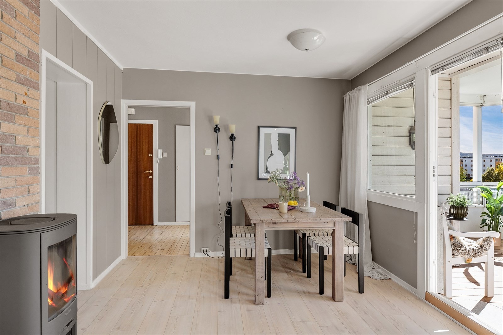 God plass til stort spisebord med enkel adkomst direkte til kjøkkenet Galleribilde