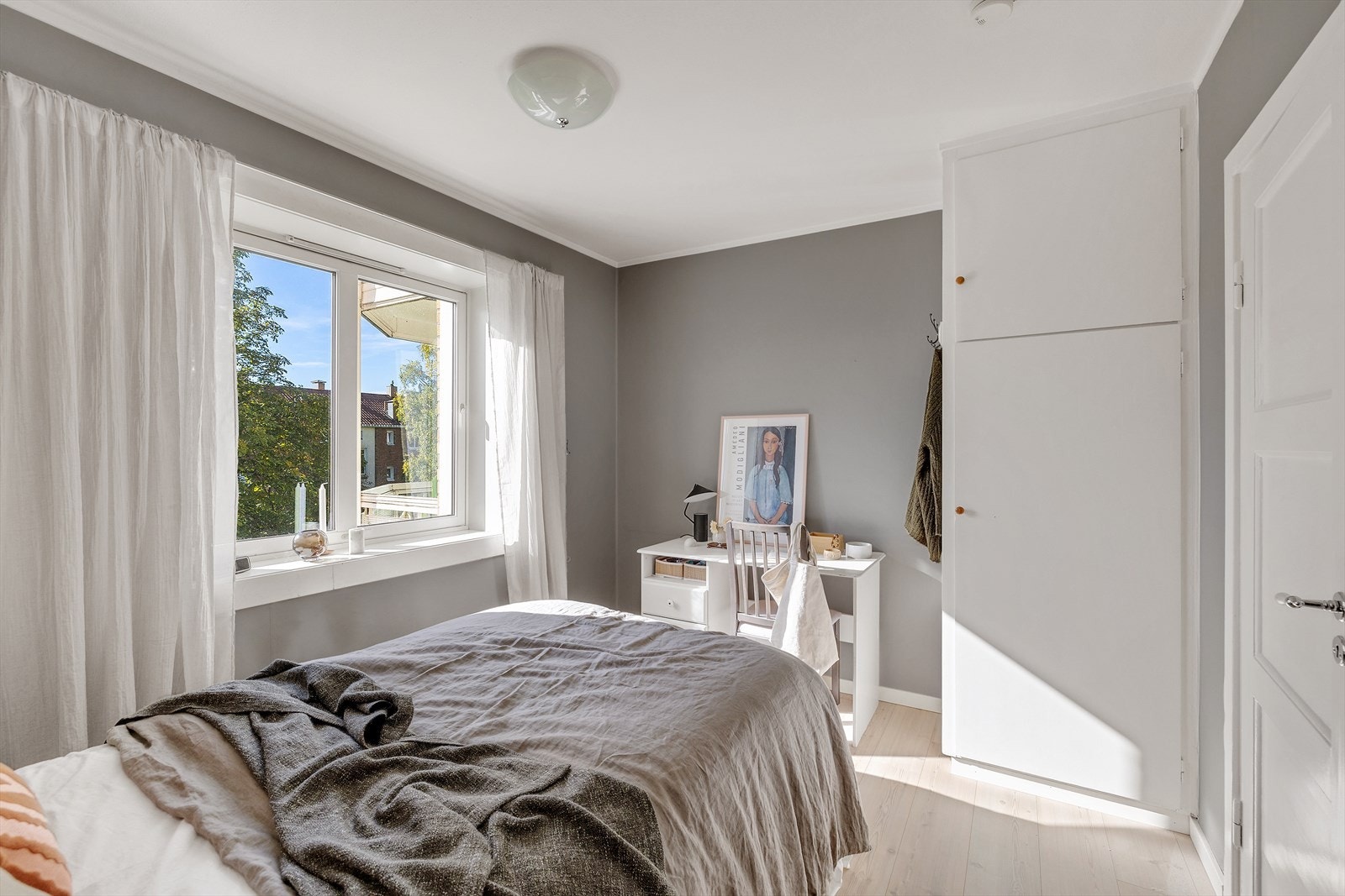 Det er plass til dobbeltseng og garderoe Galleribilde