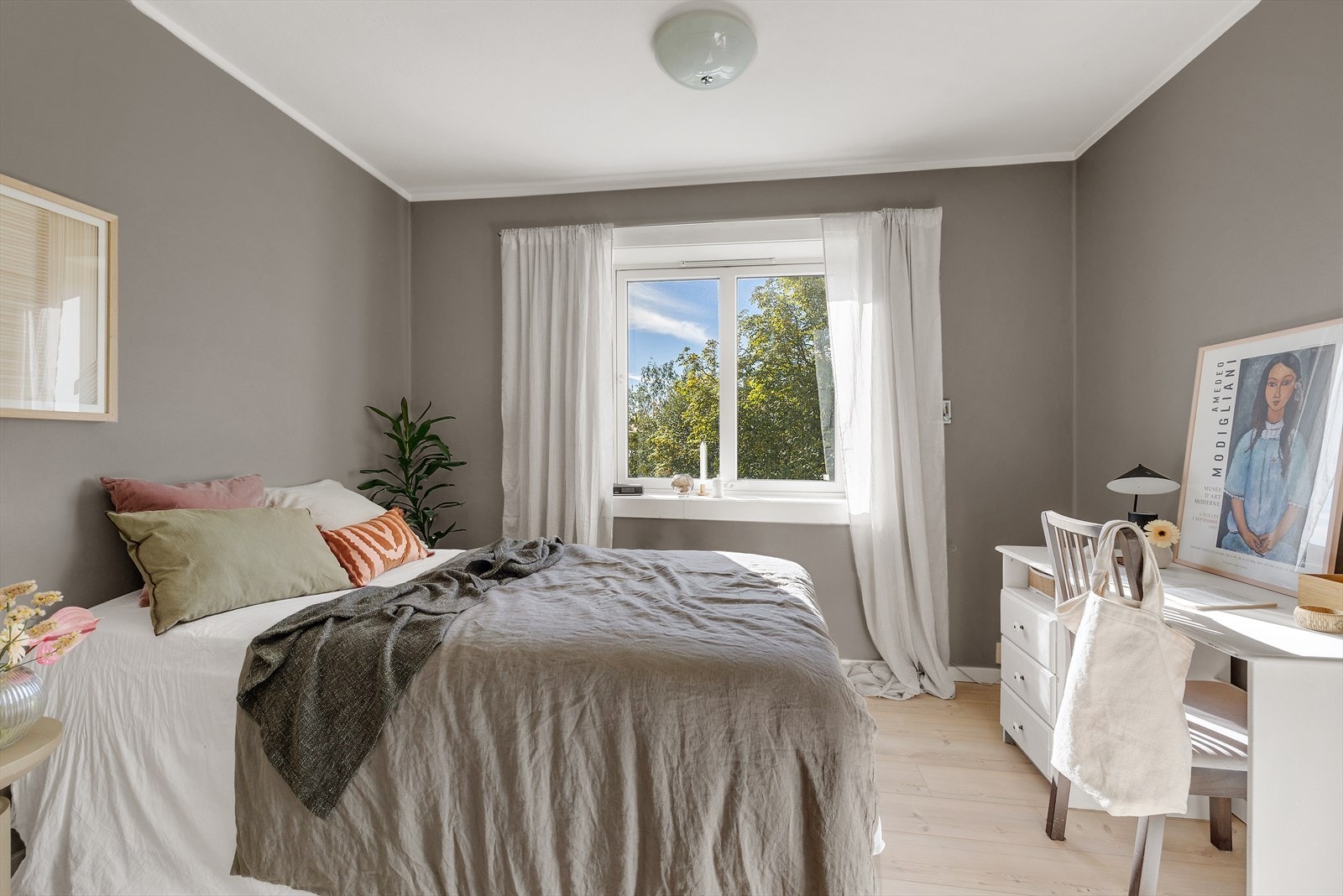 Leiligheten har 2 soverom av god størrelse - Dette er det minste soverommet og benyttes i dag som hovedsoverom Galleribilde