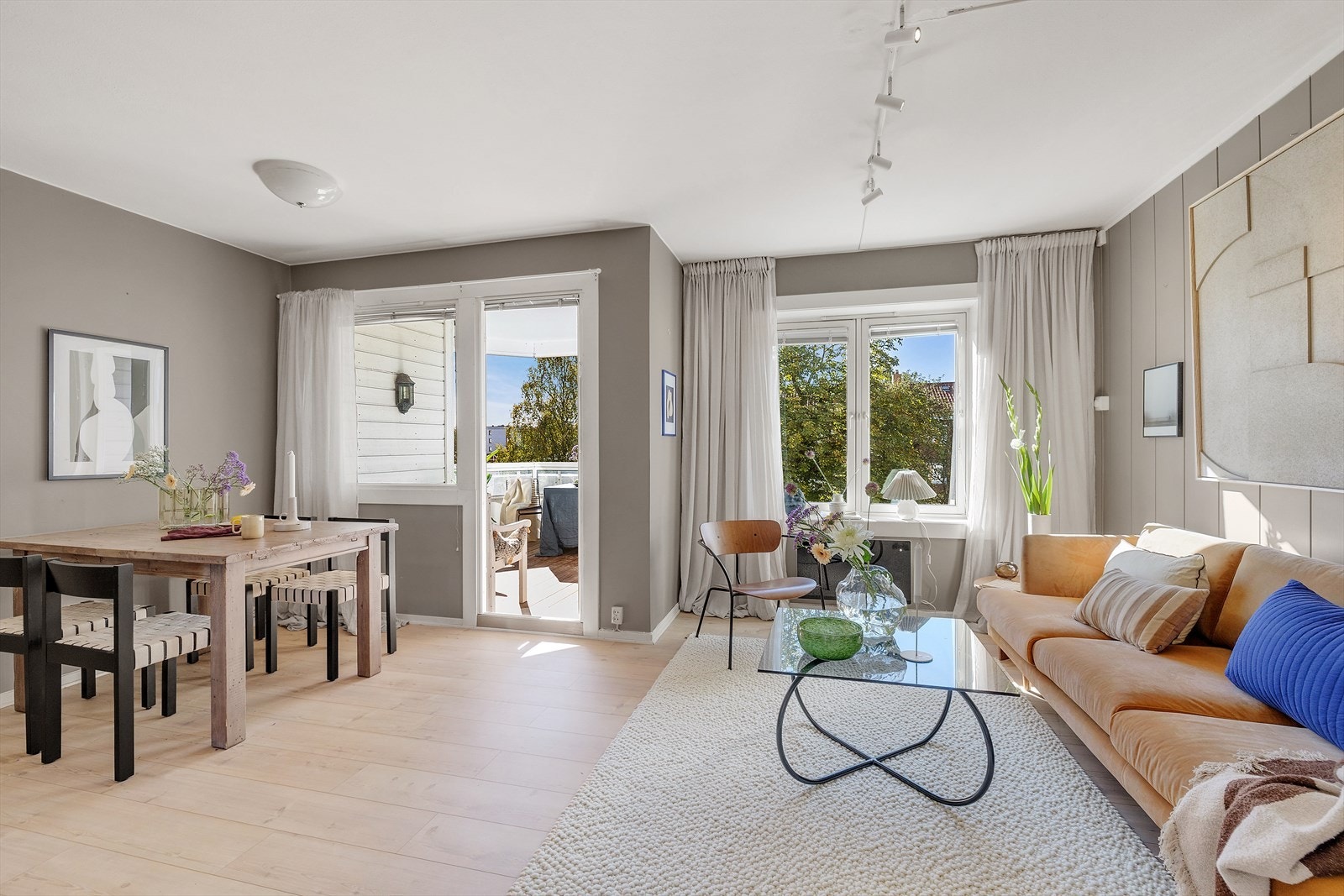 Romslig stue med utgang til balkong - Store vindusflater og hyggelig utsyn - Vinduene er fra 2008 Galleribilde