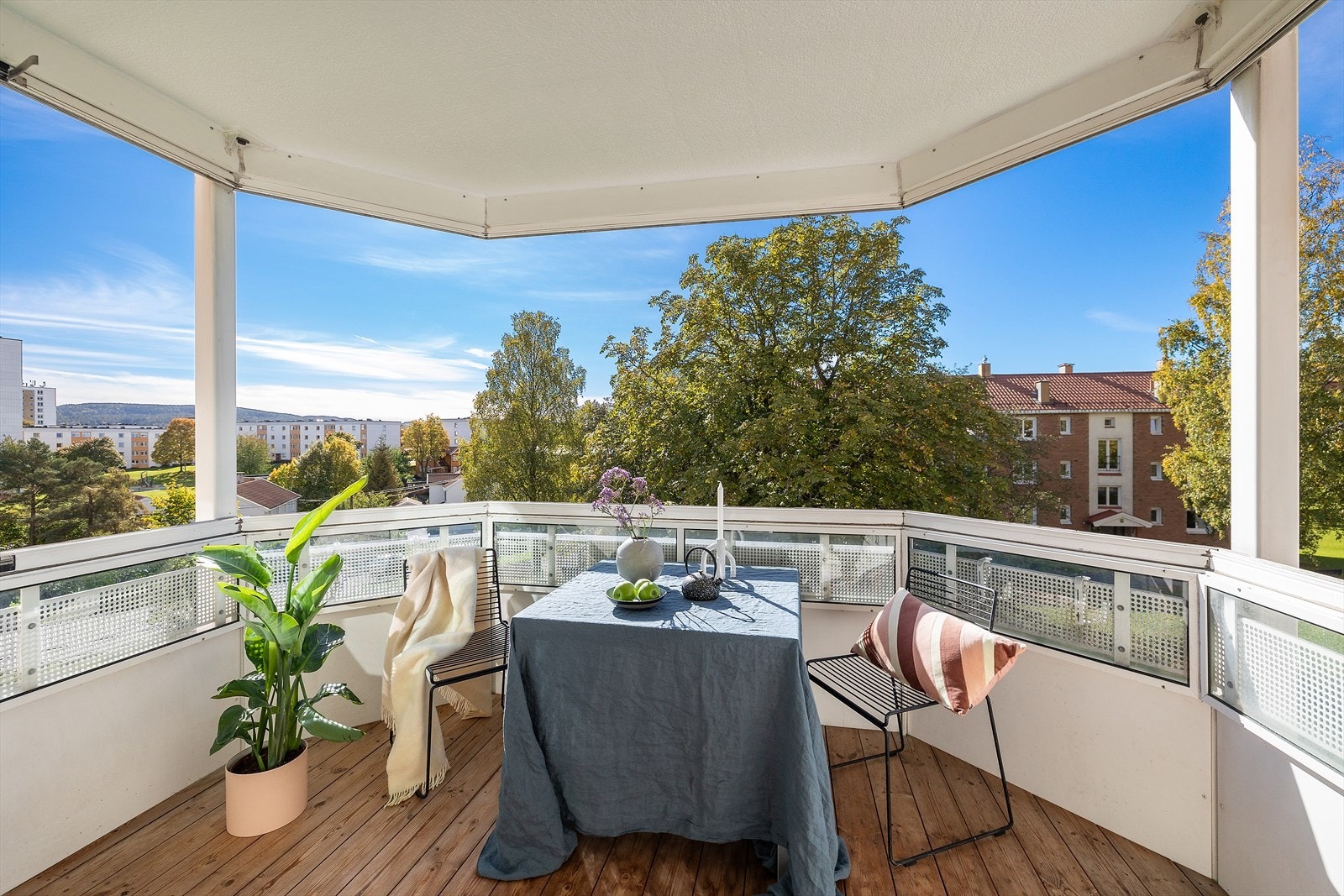 Hyggelig utsikt mot fellesområdene og nærområdet - Sol på balkongen fra ca kl. 10/11 til kl. 1930 på sommeren Galleribilde