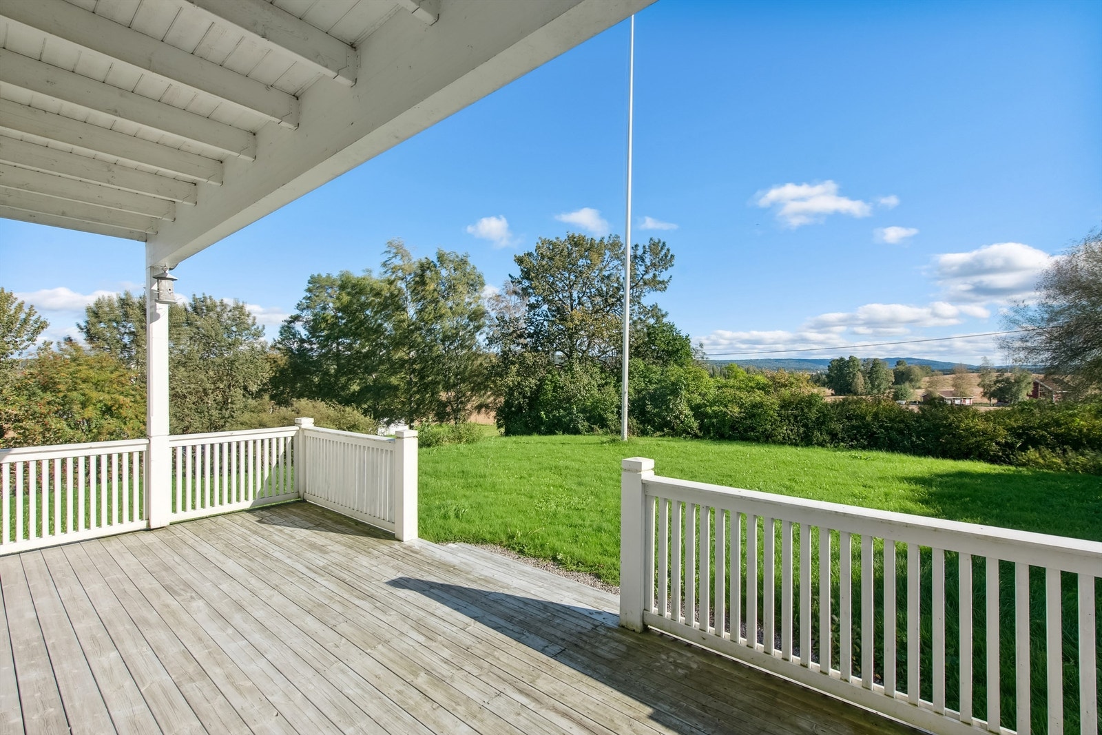 Solrik overbygget terrasse i 1. etasje med vakkert utsyn mot Romedalsbygda Galleribilde