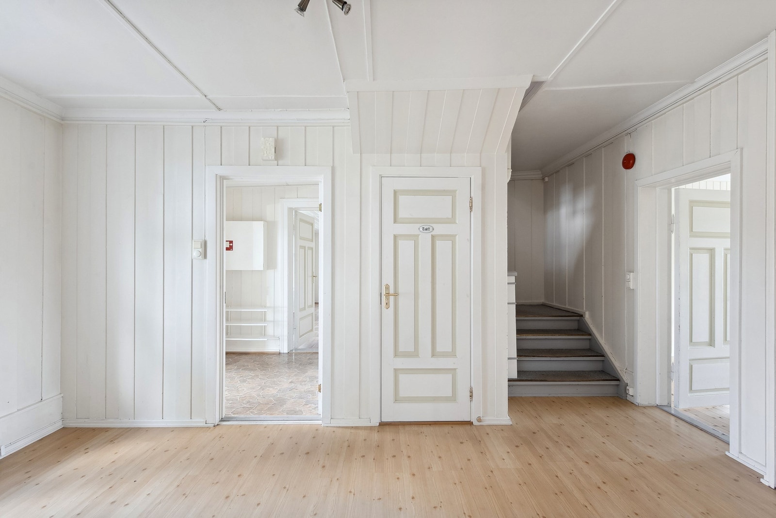 Romslig gang i 1. etasje med gode muligheter for etablering av garderobeløsning for klær og sko Galleribilde