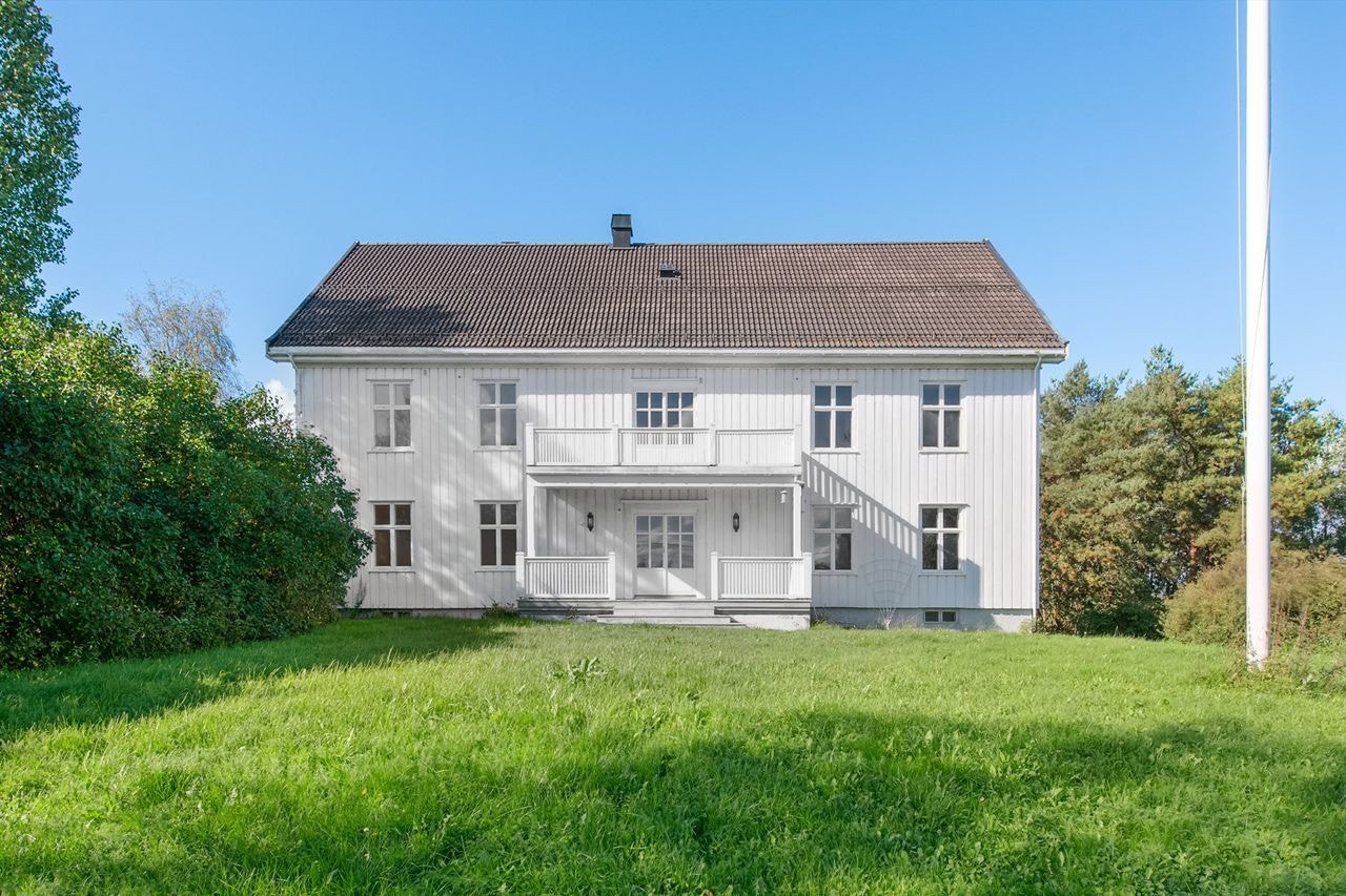 Romslig og ærverdig hovedhus med mye lokalhistorie i veggene Galleribilde