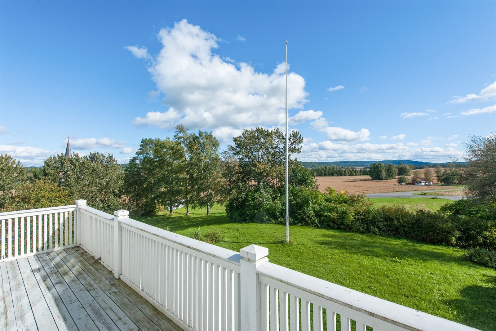Solrik balkong med utgang fra et av soverommene i 2. etasje Galleribilde