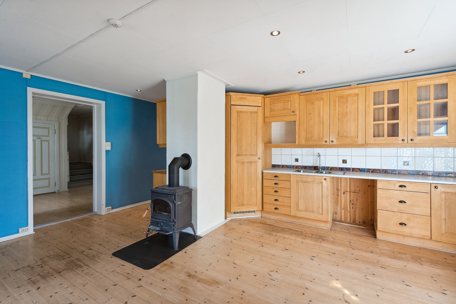 Det store kjøkkenet har innholdsrik innredning og god plass til spiseplass. Integrert kjølehjørne Galleribilde