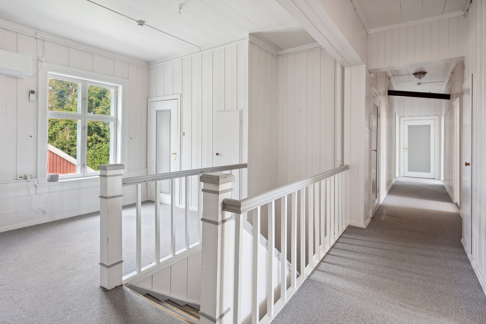 Romslig trappegang i 2. etasje hvor det også er plass til møblering Galleribilde