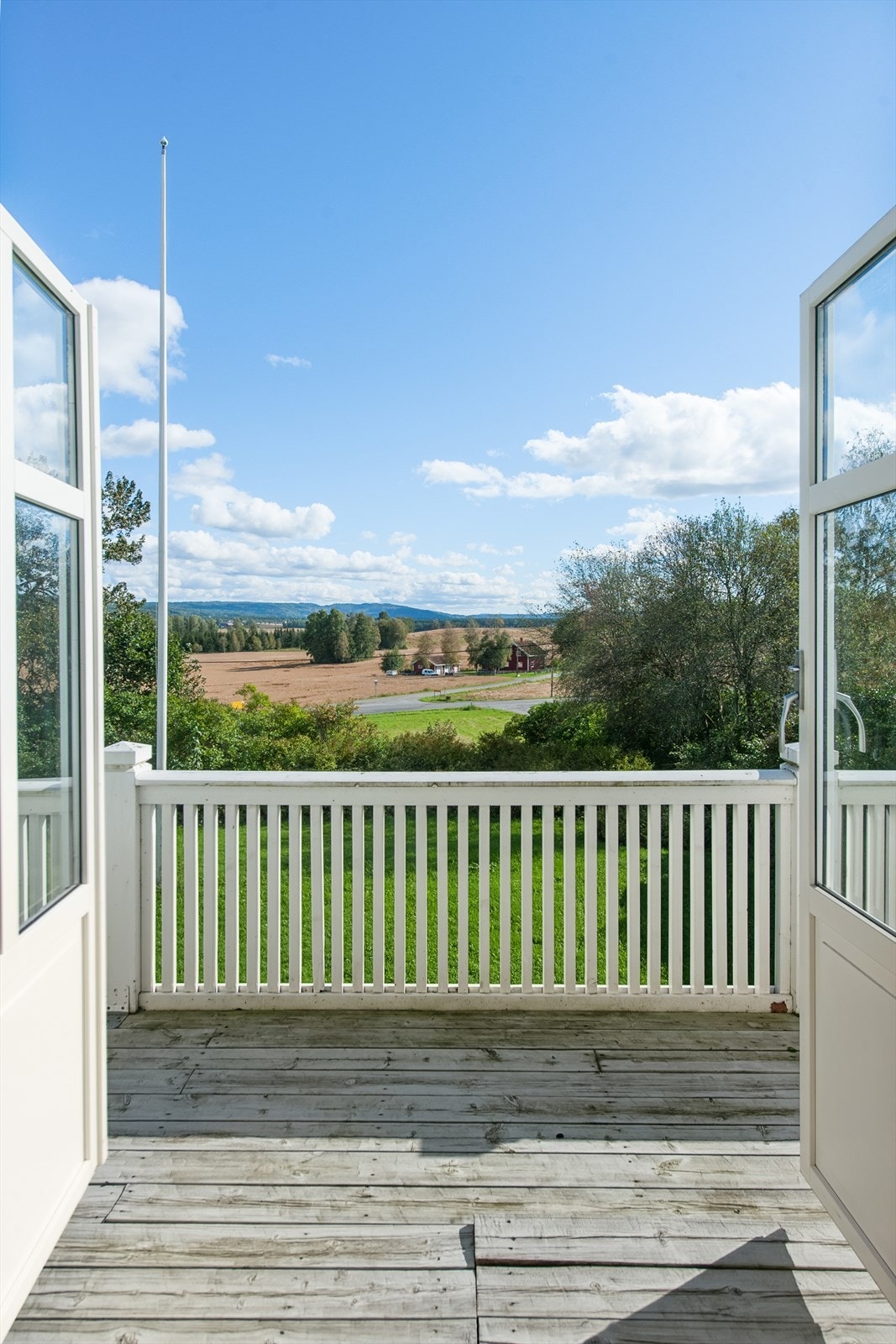 Vakker utsikt fra balkong på soverom i 2. etasje Galleribilde