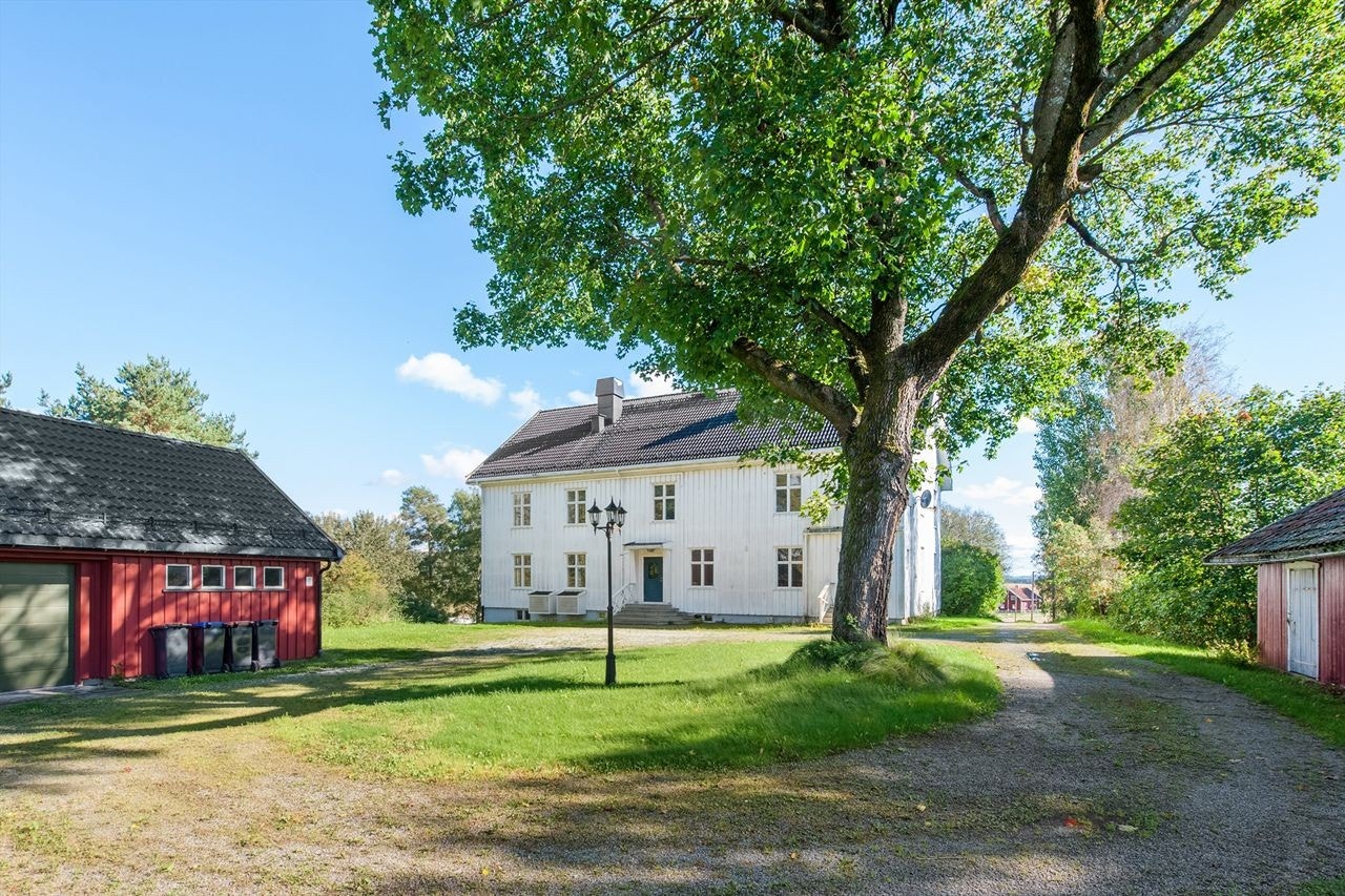 Velkommen til Romedal og til Skytragutua 57! Boligen, uthuset og garasjen danner et koselig tun. Galleribilde