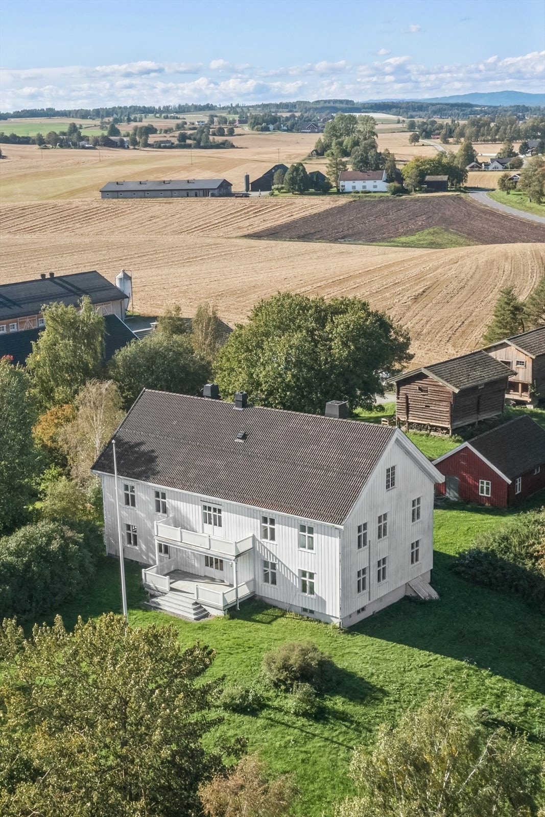 Eiendommen er omgitt av frodige landbruksområder Galleribilde
