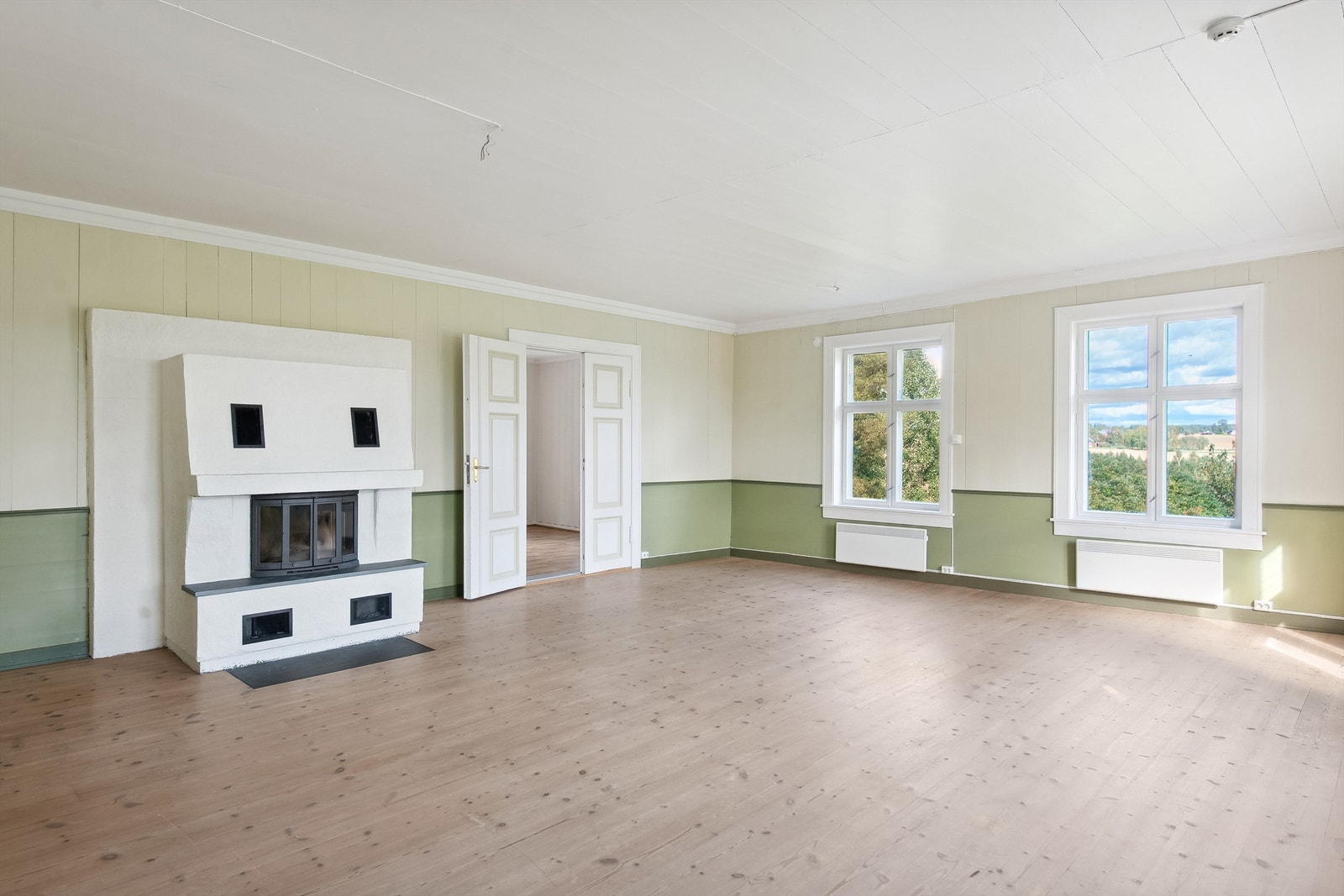 Stue 2 med koselig peis Galleribilde