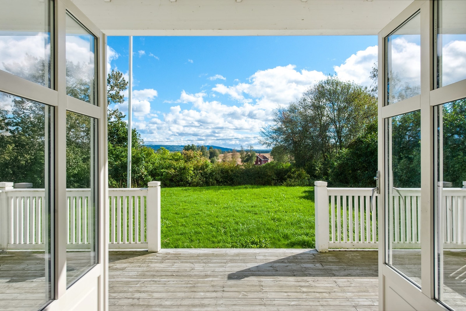 Usjenert og solrik terrasse i 1. etasje Galleribilde