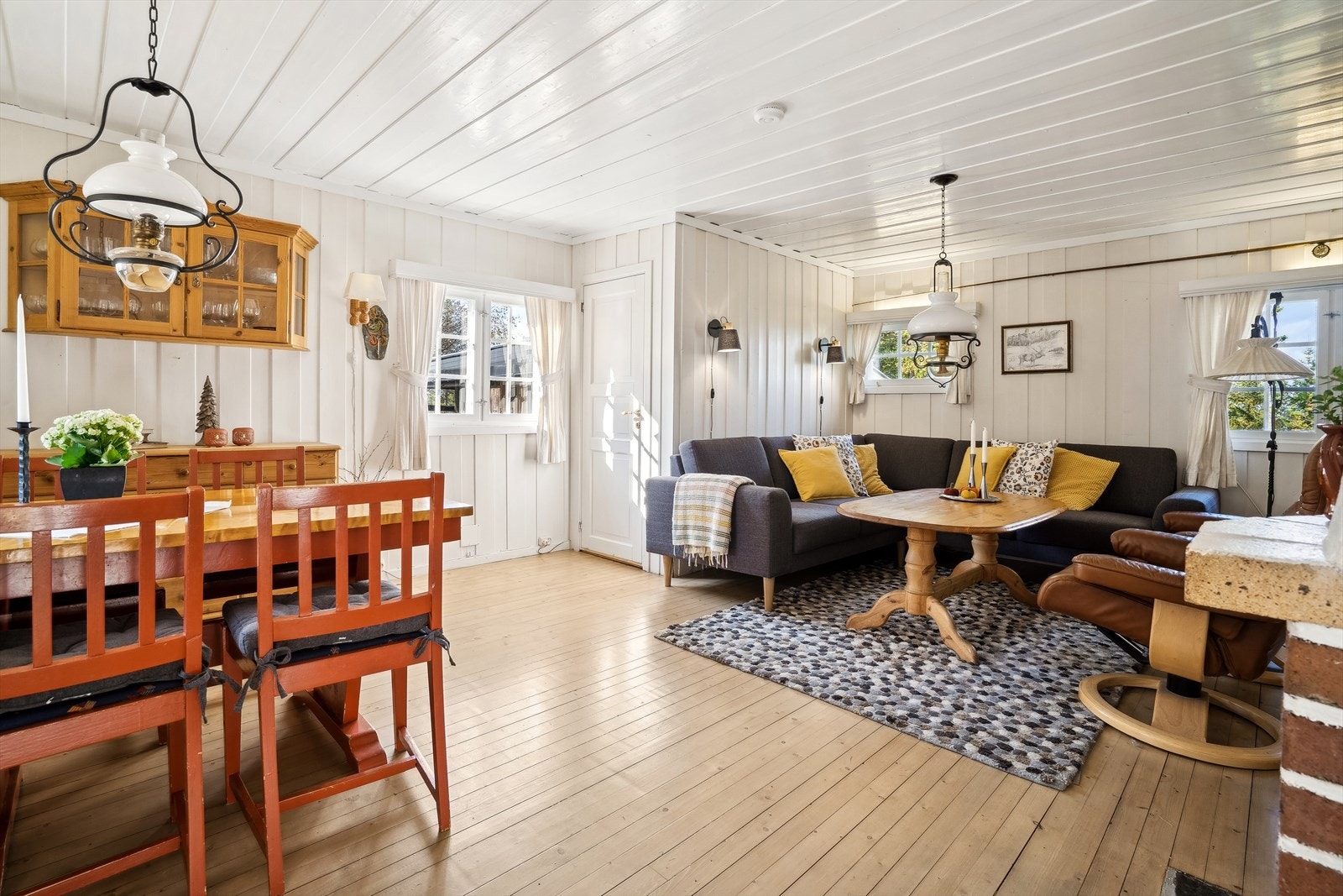 Hytta er lys og koselig og har god plass til både spisegruppe og sofa. Galleribilde