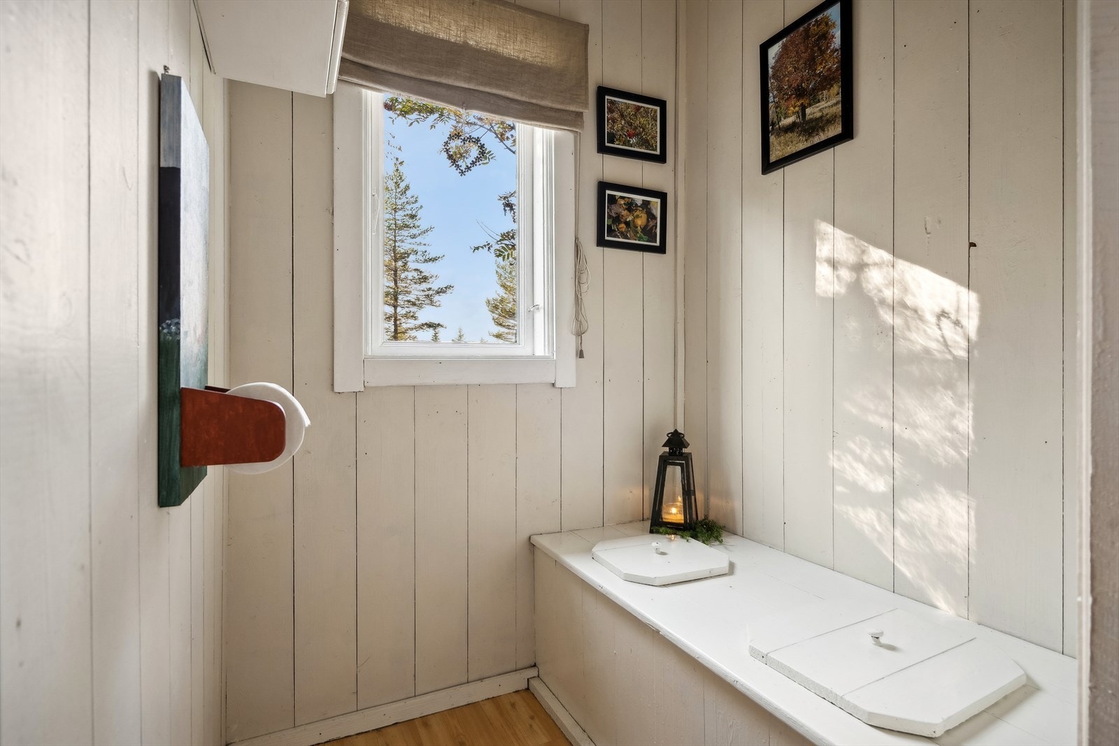 Utedo i uthuset. Galleribilde