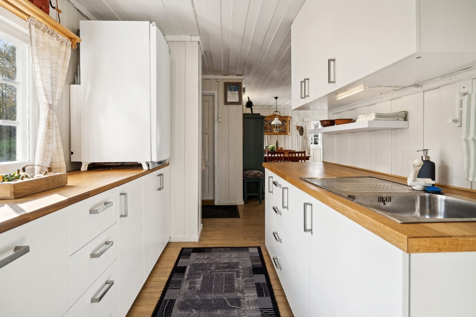 Kjøkkeninnredning fra 2013, bra med skap- og benkeplass. Galleribilde