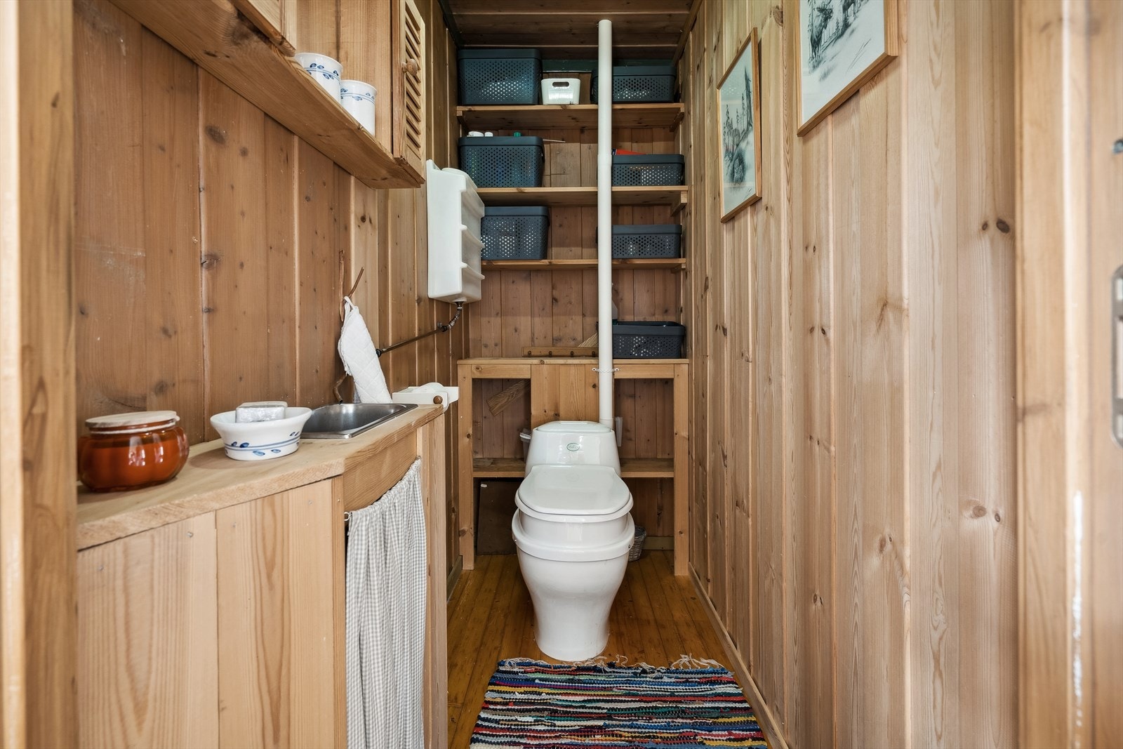 Toalettrom inne i hytta. Galleribilde
