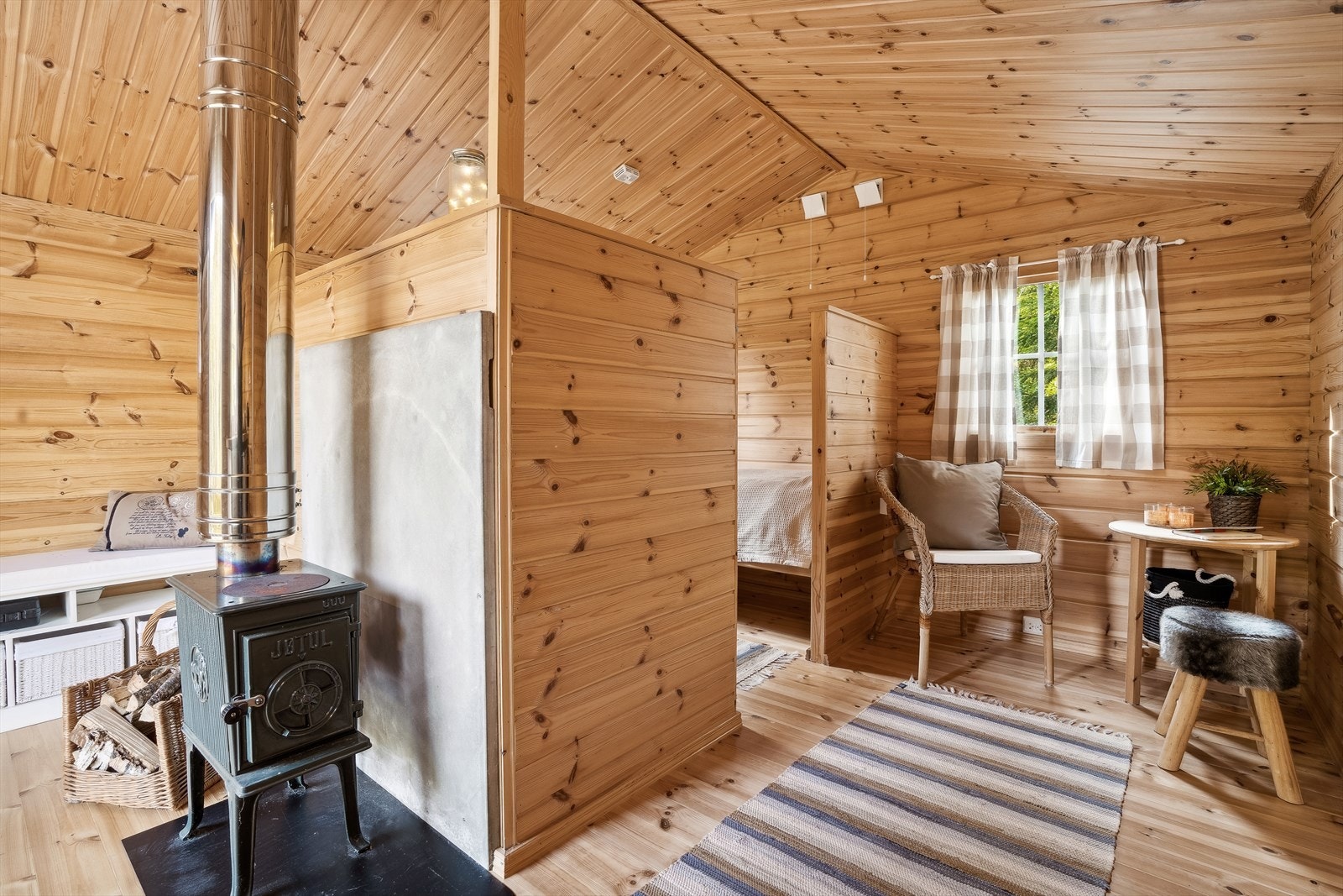 Koselig anneks med soveplasser og en liten kjøkkenkrok Galleribilde