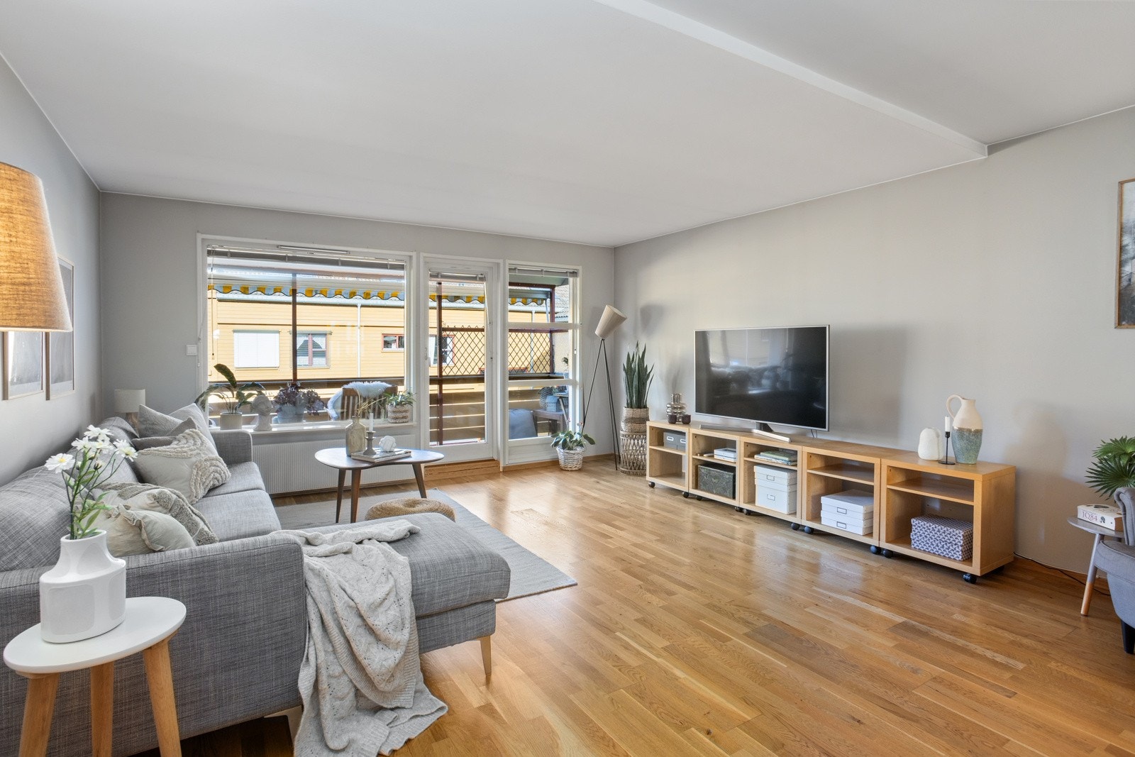 Velkommen til Skøyenveien 71, en lys 4-roms med balkong og garasje i Øvre Silkestrå borettslag. Galleribilde