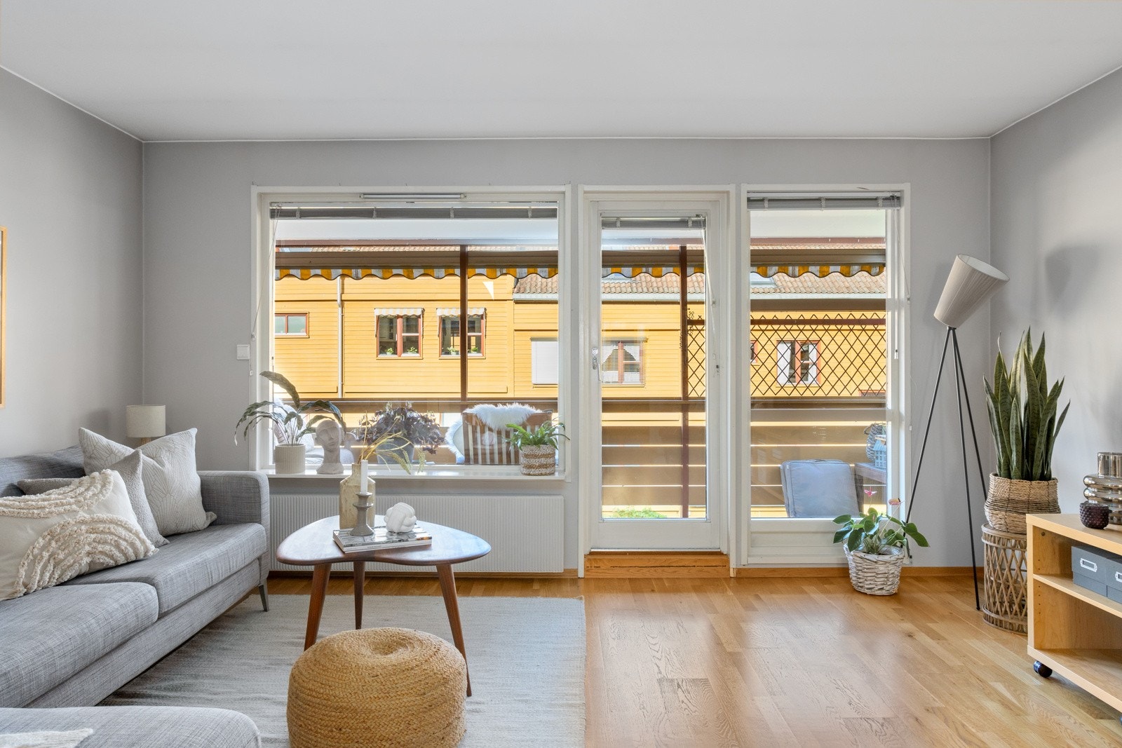 Store vindusflater og beliggenhet i 3. etasje gir godt med naturlig lys inn i stuen. Galleribilde