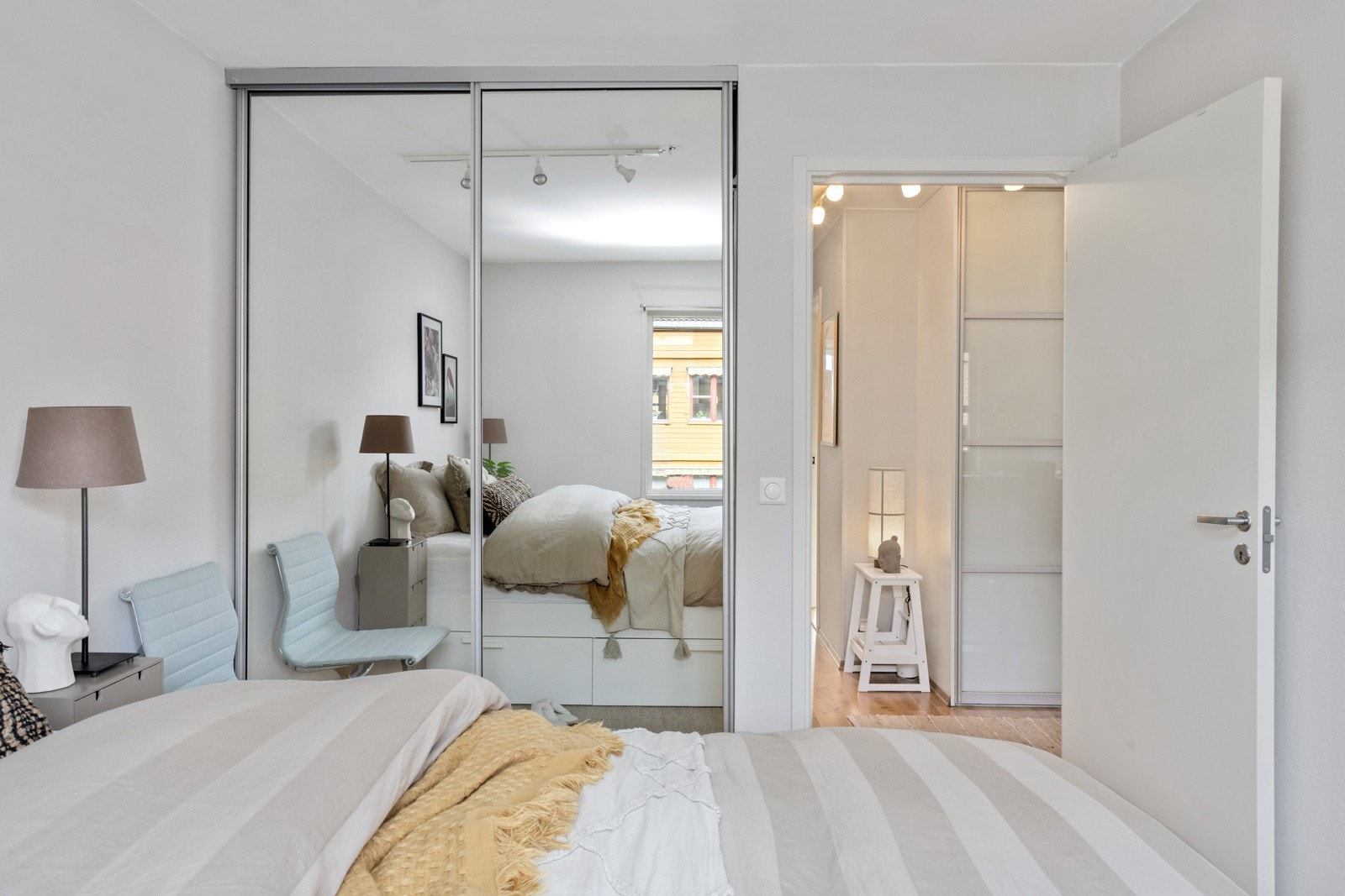 Skyvedørsgardeobe på hovedsoverom. Galleribilde