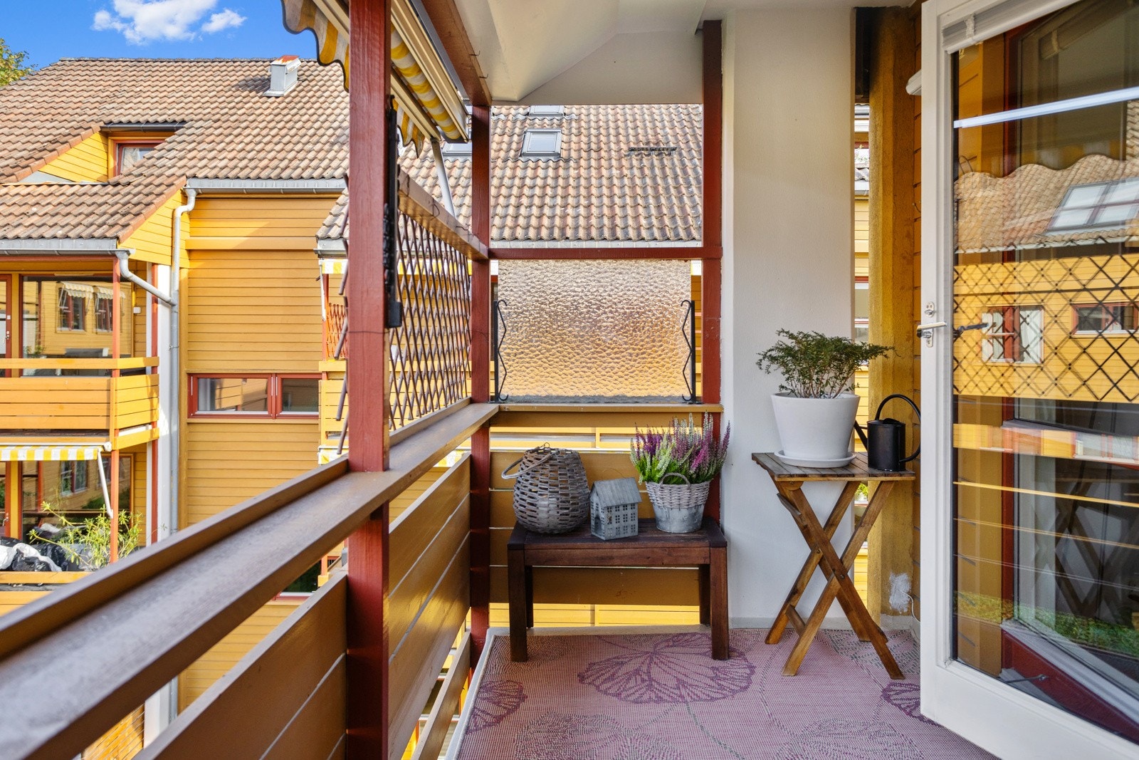 Balkong med plass til grill og diverse utemøbler. Galleribilde