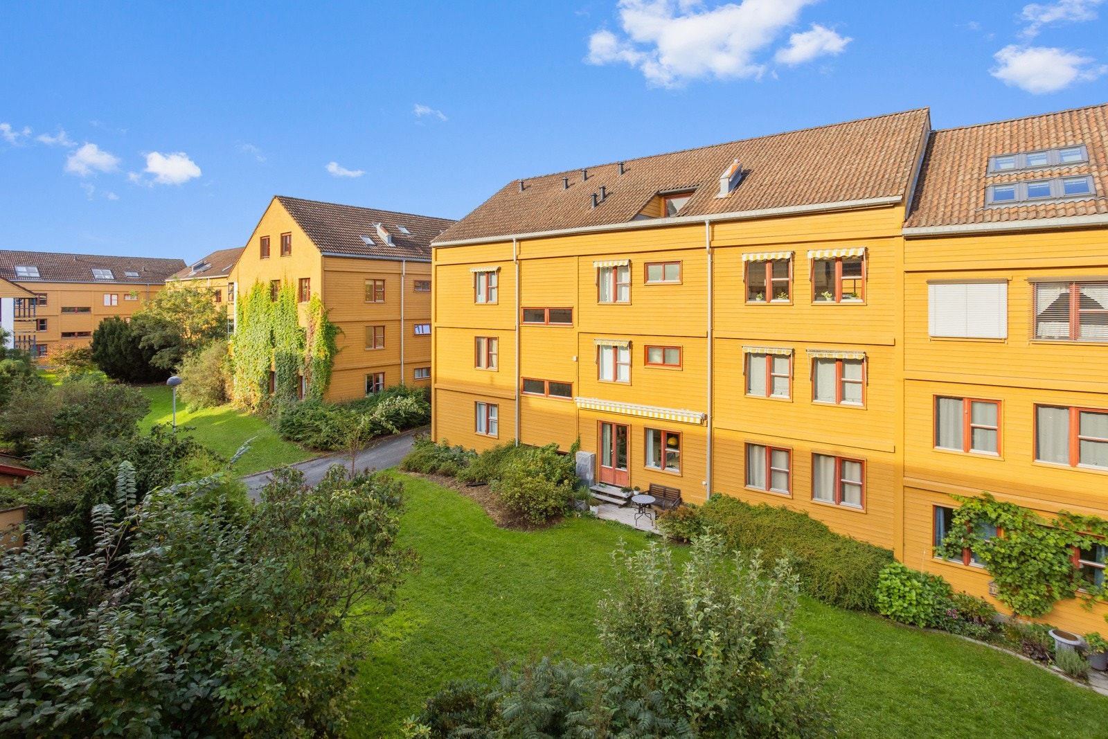 Leiligheten har en fin intern beliggenhet i borettslaget med hyggelig utsyn fra balkongen. Det er et fint og rolig grøntområde utenfor. Galleribilde