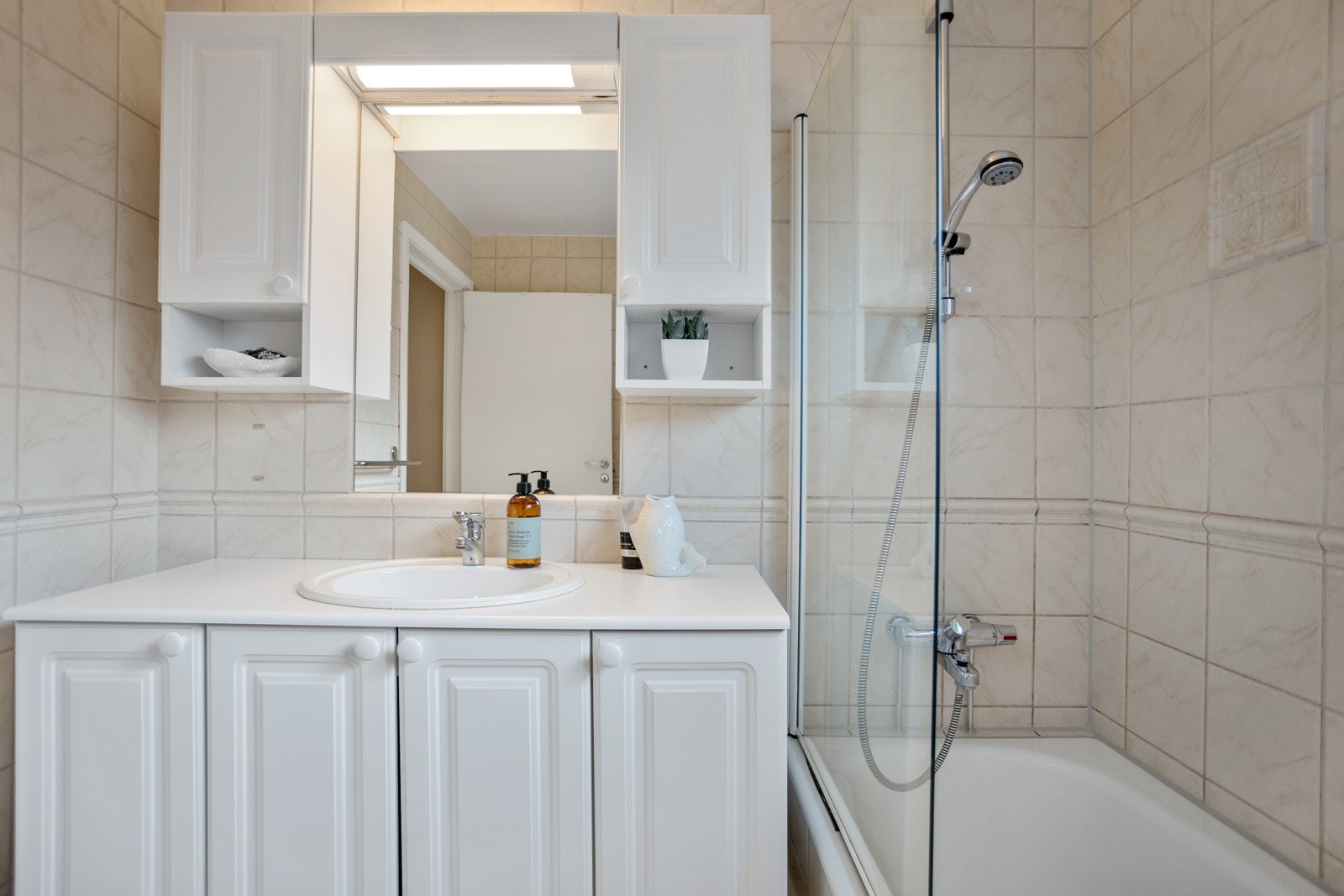 Badet er av eldre standard og oppussing/modernisering bør vurderes. Galleribilde