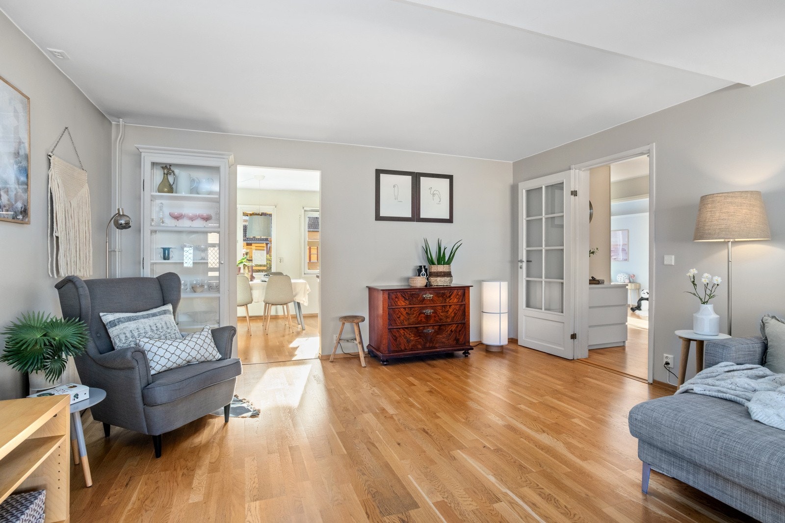 Leiligheten har en bra planløsning hvor kjøkken og stue ligger vegg-i-vegg. Lettveggen mellom rommene kan åpnes opp, om ønskelig. Galleribilde