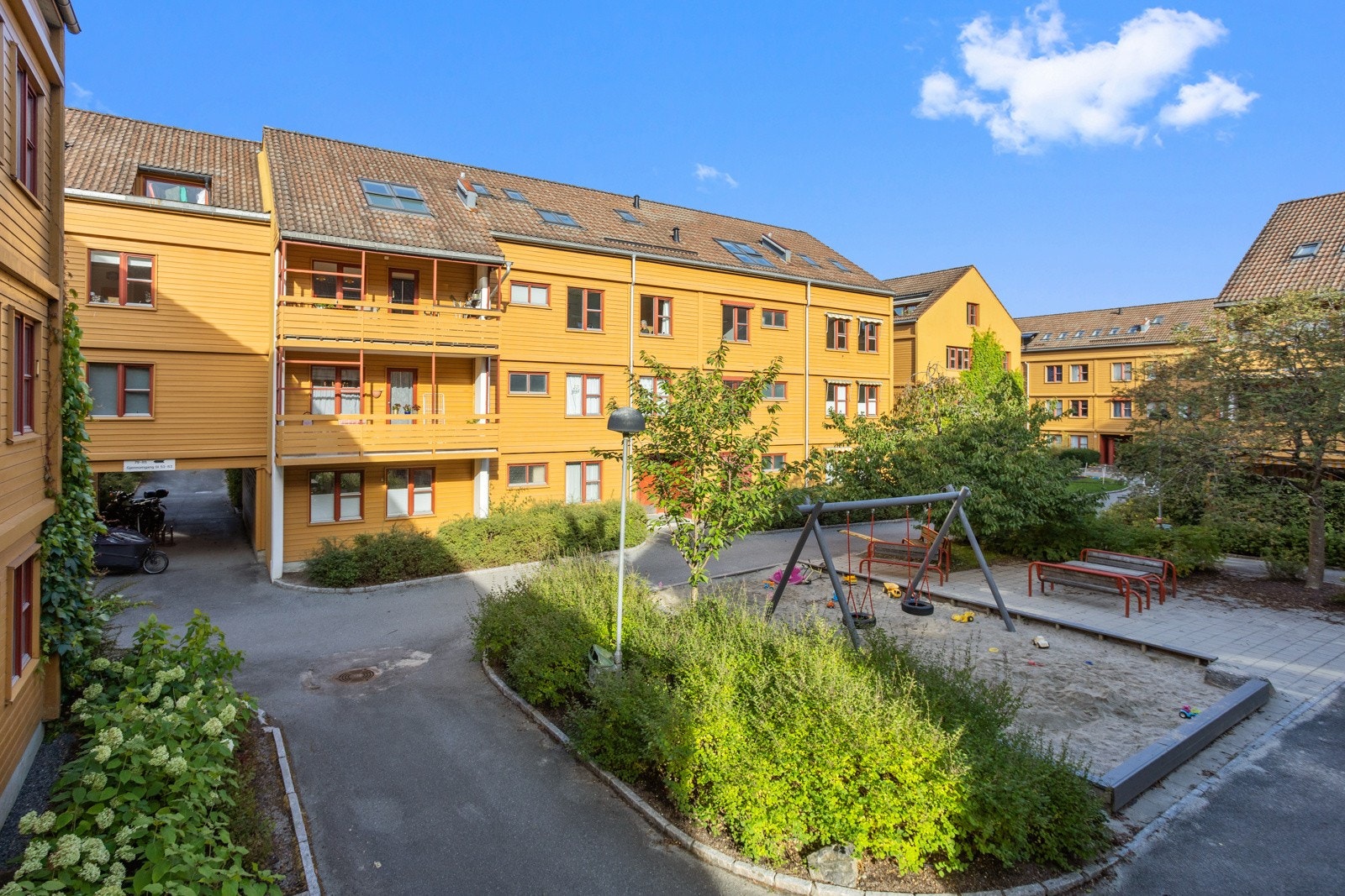 Leilighetene i Silkestrå omkranser hyggelige leketun med lekeapparater og sittegrupper. Galleribilde