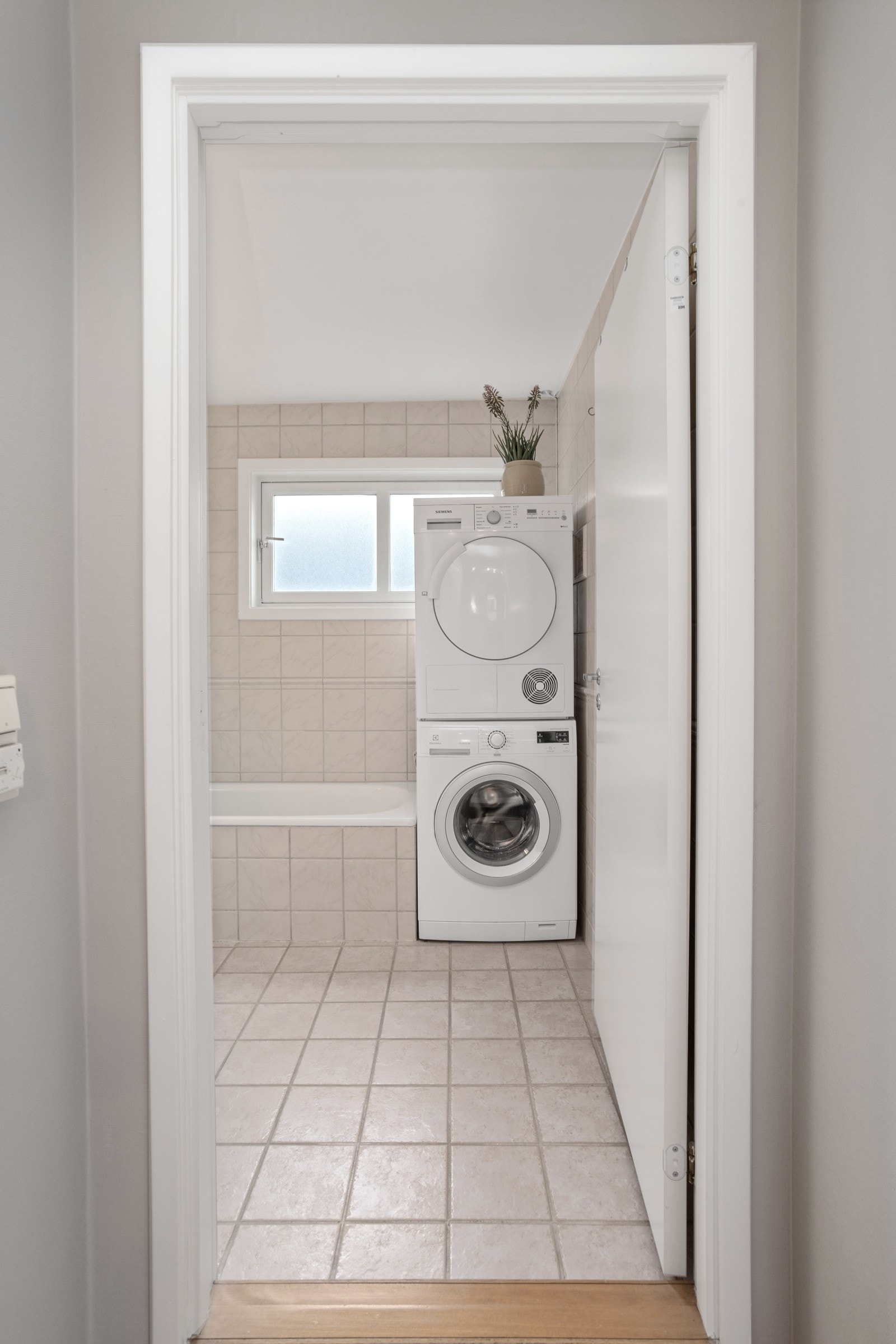 Det er plass til vaskemaskin og tørketrommel på badet. Galleribilde