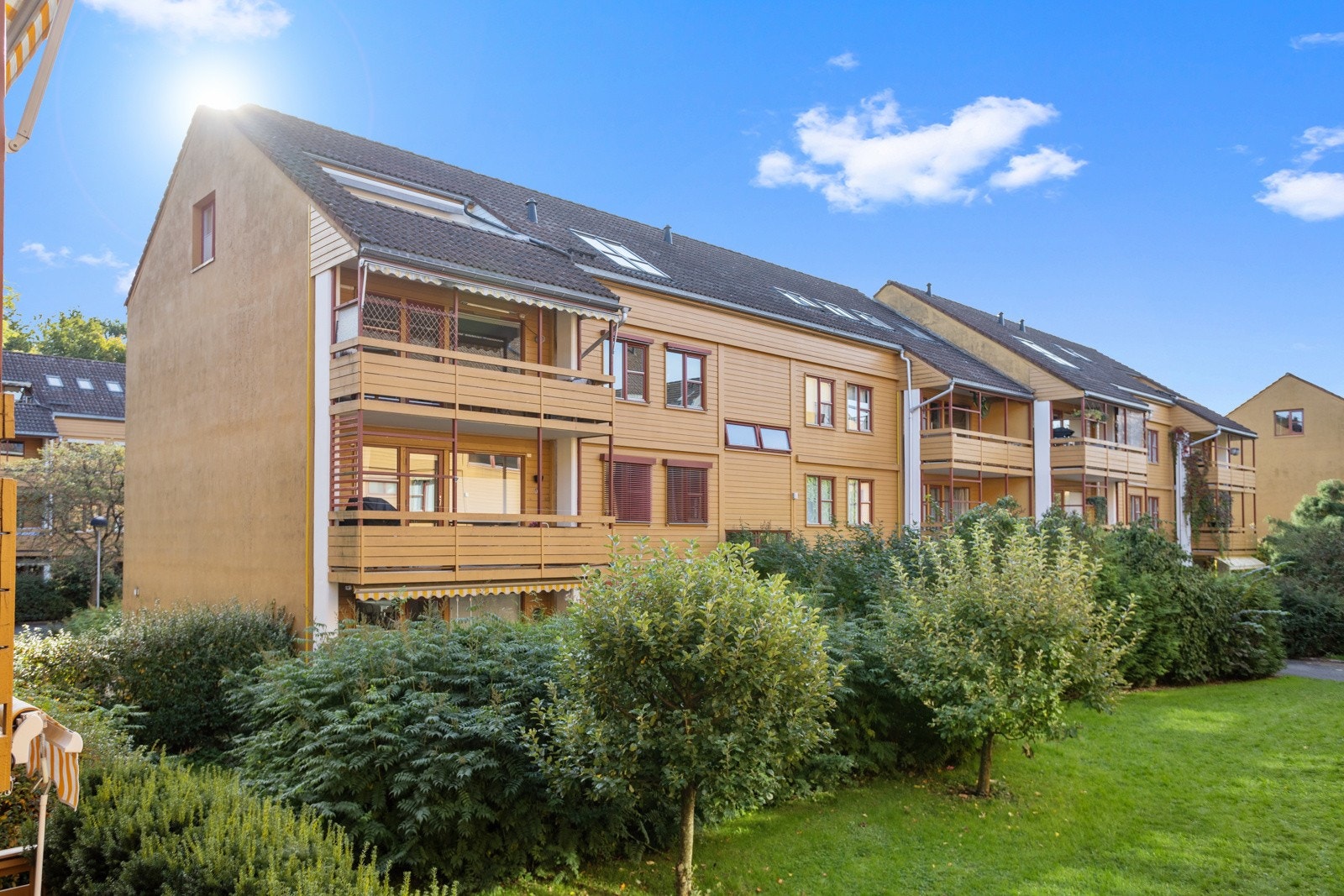 Balkongen vender mot rolig grøntområde. Galleribilde