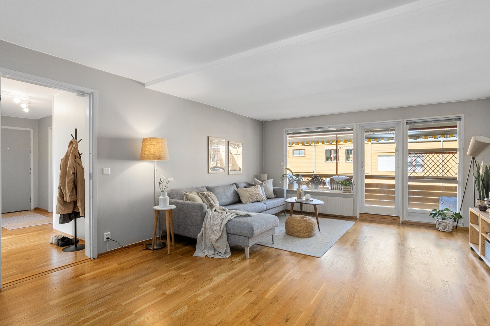 Stuen er lys og romslig med utgang til balkong. Galleribilde