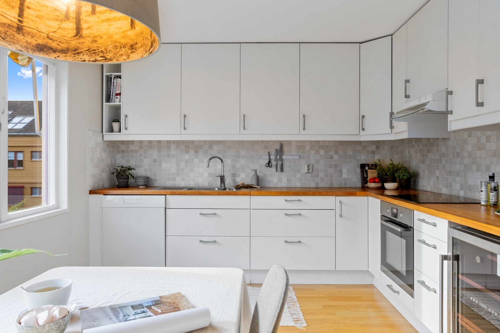 Integrert stekeovn og keramisk koketopp. Galleribilde