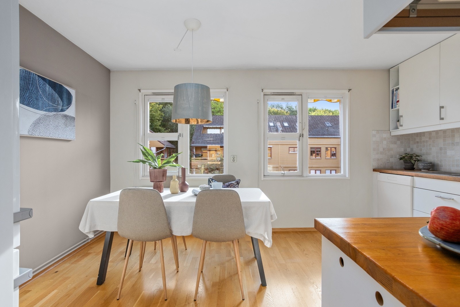 Kjøkken med spiseplass. Galleribilde