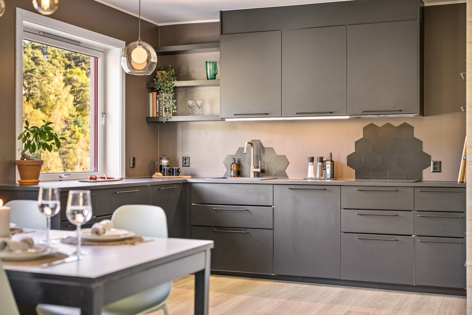 Leiliheten kan skilte med bl.a. flott kjøkken fra 2022 og en solrik balkong med fin utsikt Galleribilde