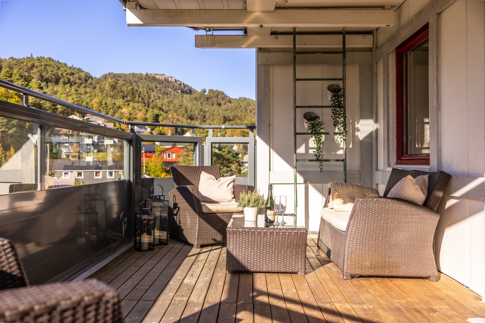 Her er det sol ca. fra 13:00 til 19:00 midtsommers Galleribilde