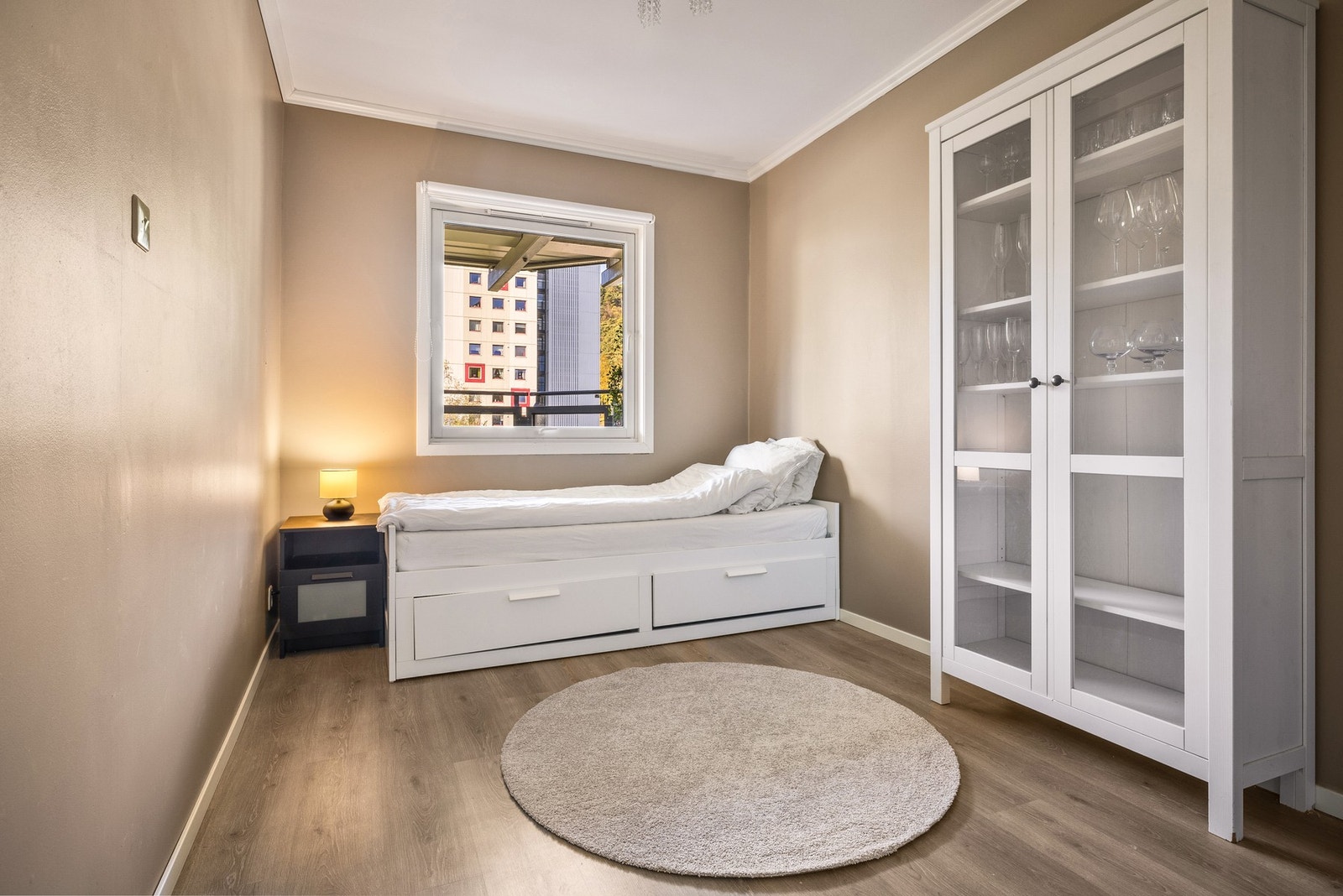 Soverom nummer to i andre enden av leiligheten måler 9,44 kvm Galleribilde