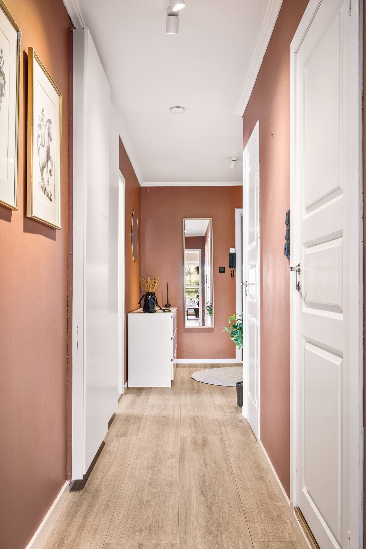 Her går man videre til bad, wc-rom, hovedsoverom og en innvendig bod Galleribilde