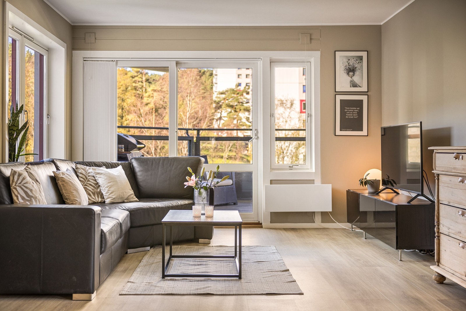 Legg merke til de store vindusflatene som gir masse naturlig lysinnslipp Galleribilde