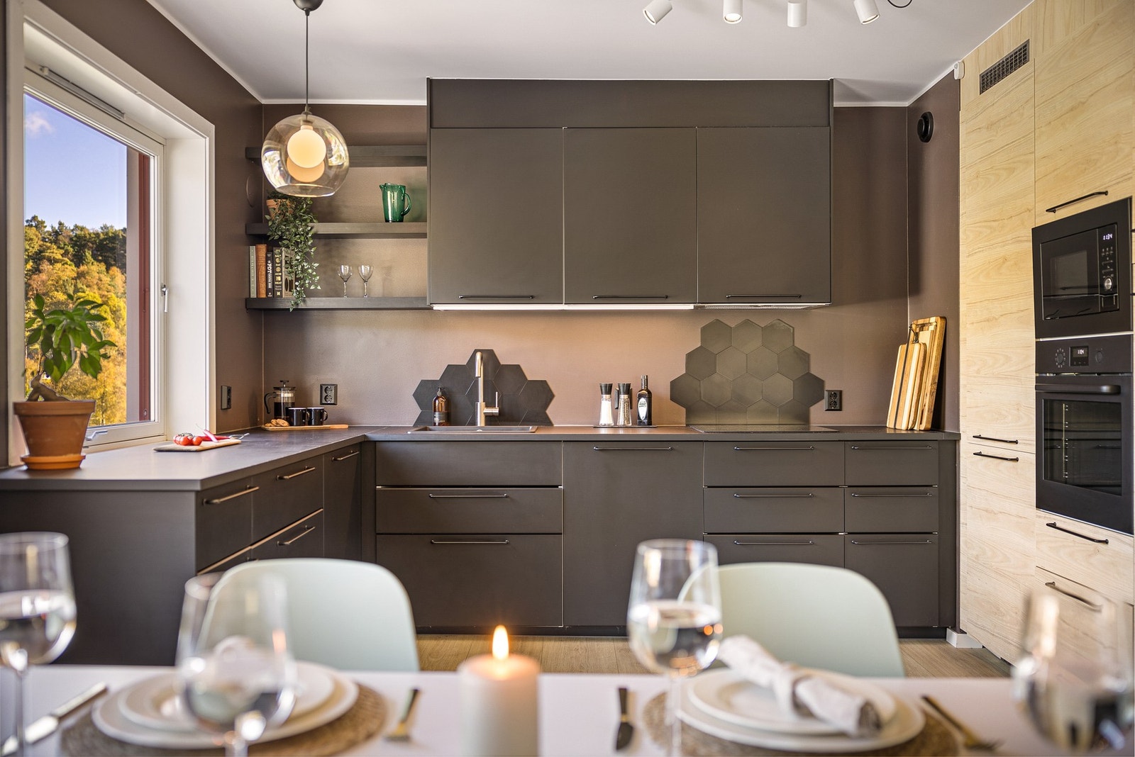 Den åpne løsningen mot stuen gjør kjøkkenet sosialt og luftig Galleribilde