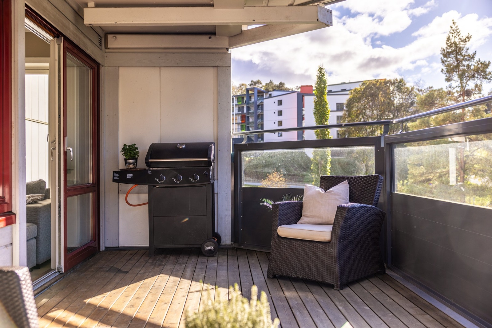 Balkongen ligger skjermet til med lite innsyn Galleribilde