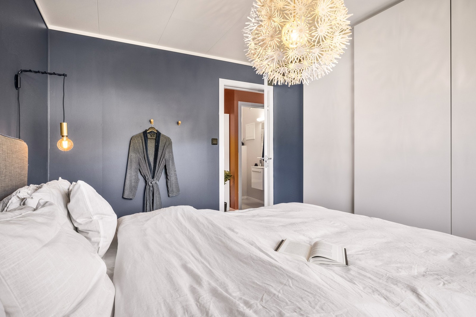 Garderobeskap medfølger handelen Galleribilde