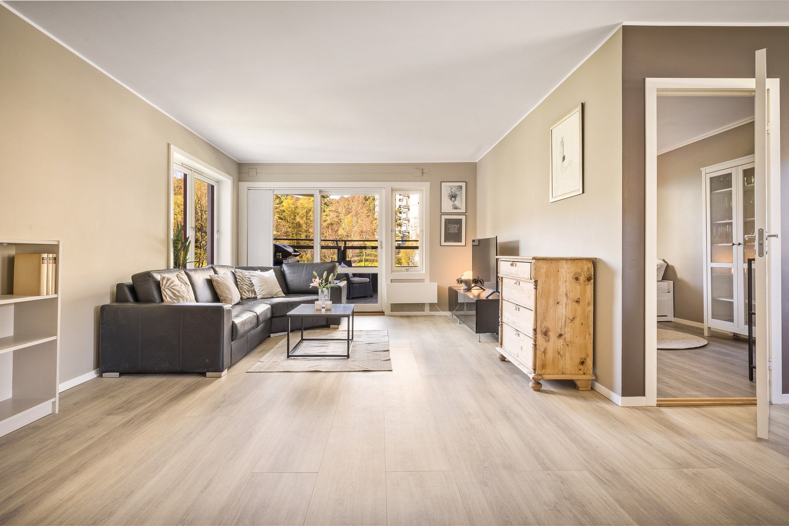 Stuen måler hele 41 kvm, som gir rikelig plass til ulikt møblement Galleribilde