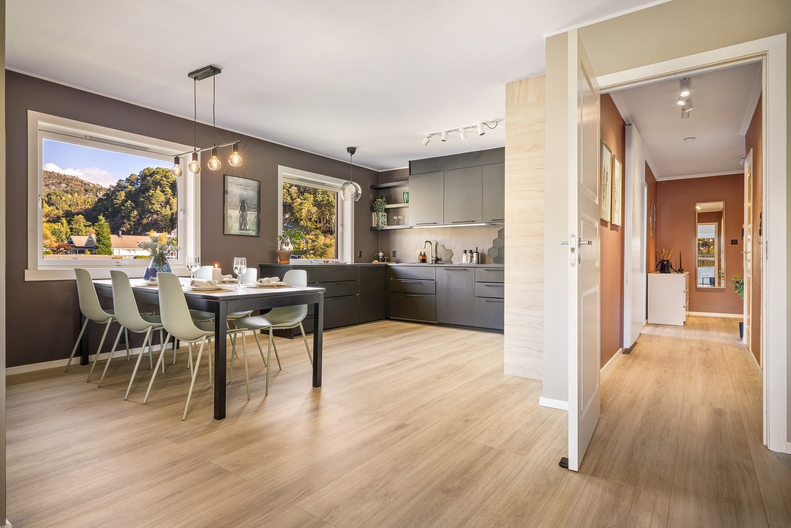 Fra kjøkkenet kommer man til gangen. Legg spesielt merke til det flotte gulvet med ekstra lange og brede bord Galleribilde